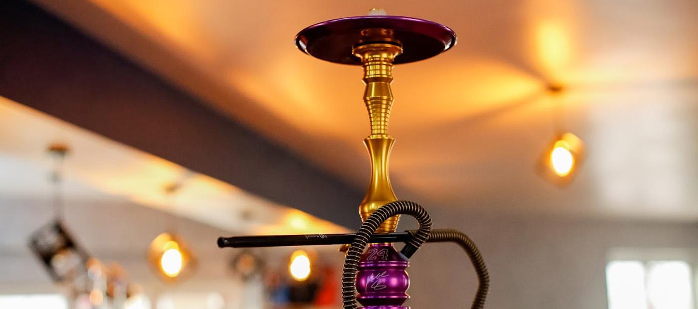Zona de shisha de Coctelería UPS Shisha & Cocktail, La Manga
