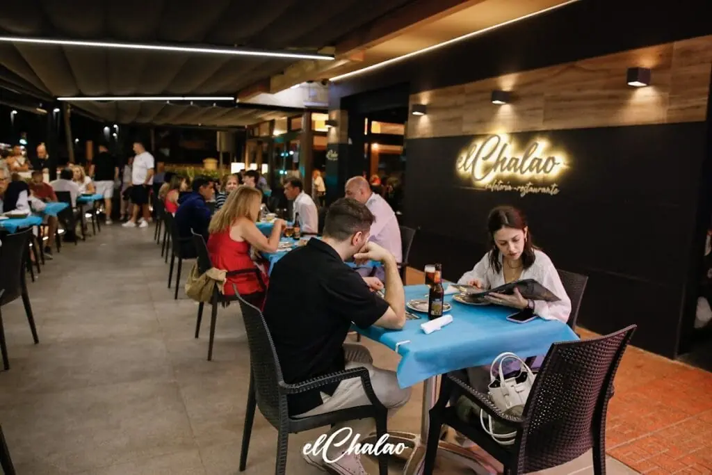 Terraza de El Chalao en Plaza Bohemia, La Manga
