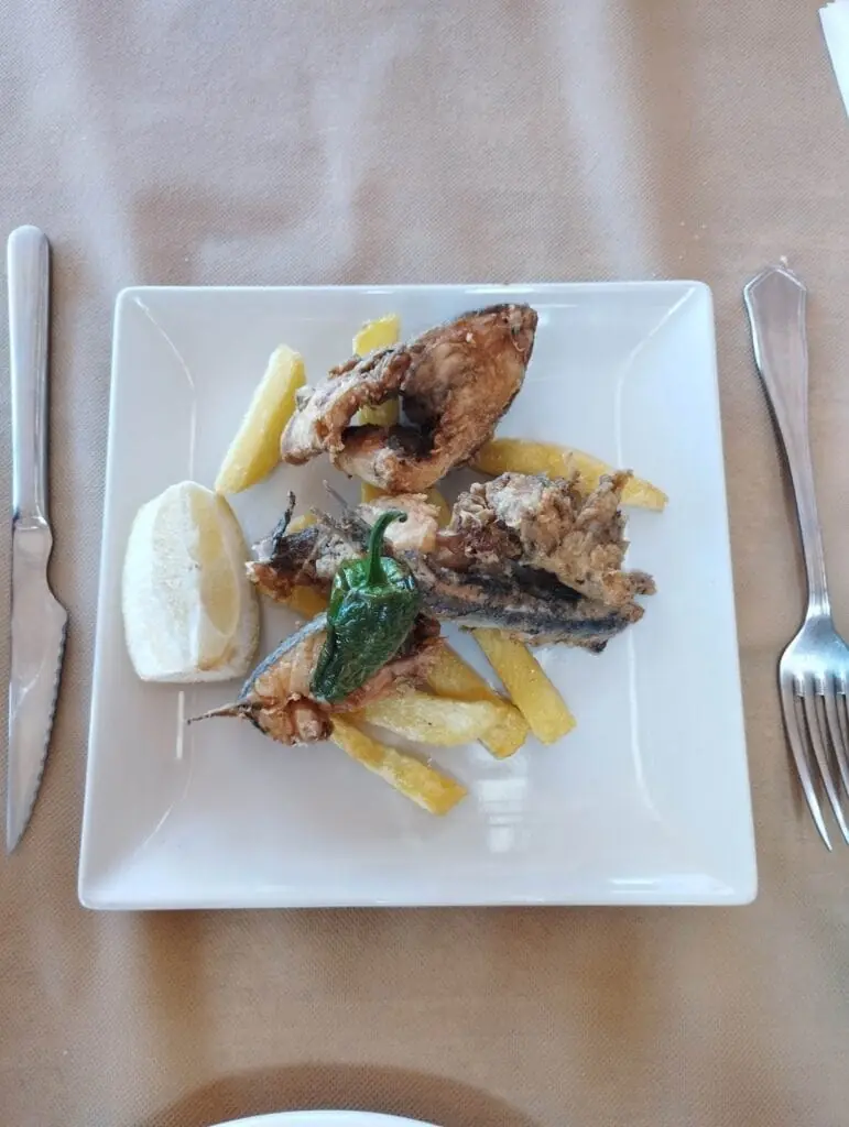 Plato servido en El Chalao, restaurante de La Manga