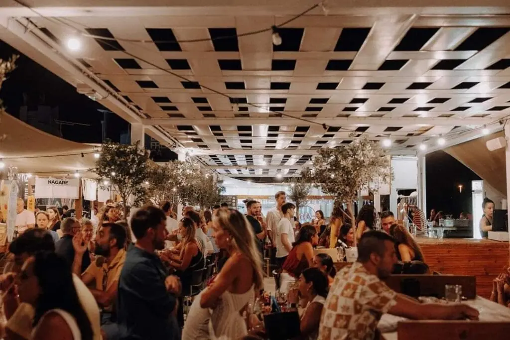 Terraza nocturna de La Fresca Gastromercado en Cabo de Palos