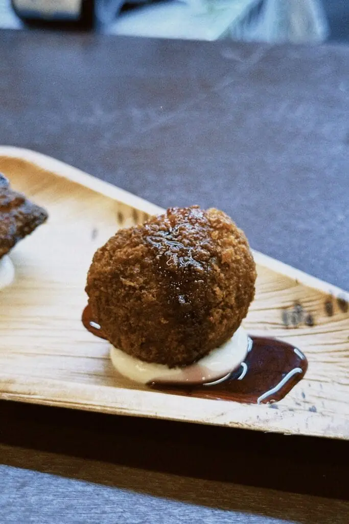Postre servido en La Fresca Gastromercado de Cabo de Palos