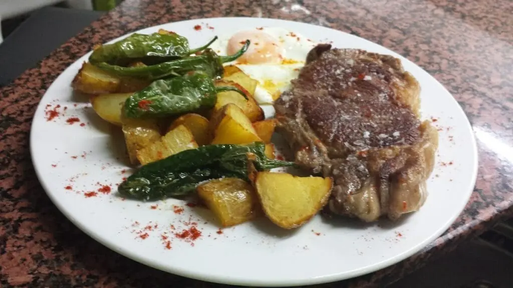 Plato de carne con patatas en El Rincón de Borja, La Manga