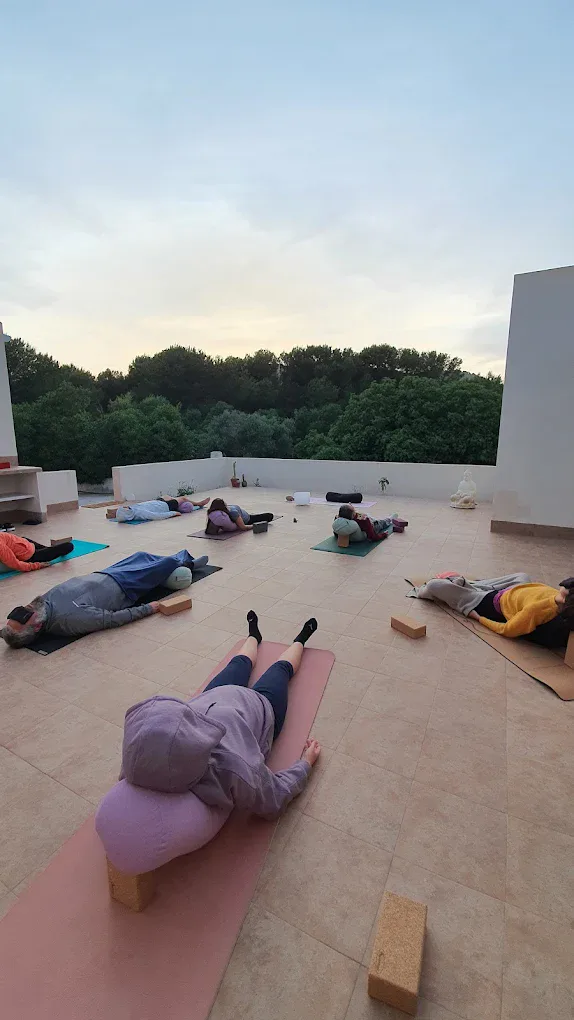 Clase de yoga en grupo con Vanessa Vallejo Yoga en La Manga Club