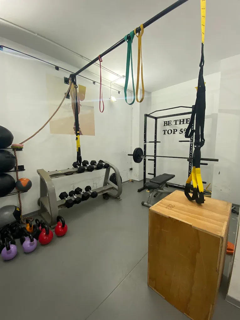 Zona de fuerza con TRX, kettlebells y jaula de peso libre en Soriano Trainers