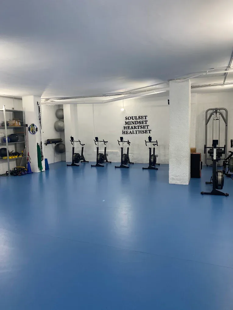 Sala de bicicletas y máquinas de cardio con la frase Soulset Mindset Heartset Healthset en Soriano Trainers