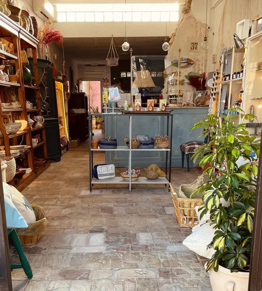 Interior del taller-tienda Cala Pintada con artesanía expuesta