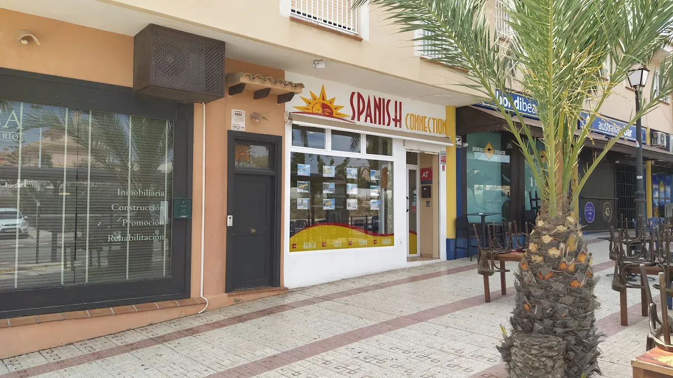 Fachada y escaparate de la oficina de The Spanish Connection en Cabo de Palos
