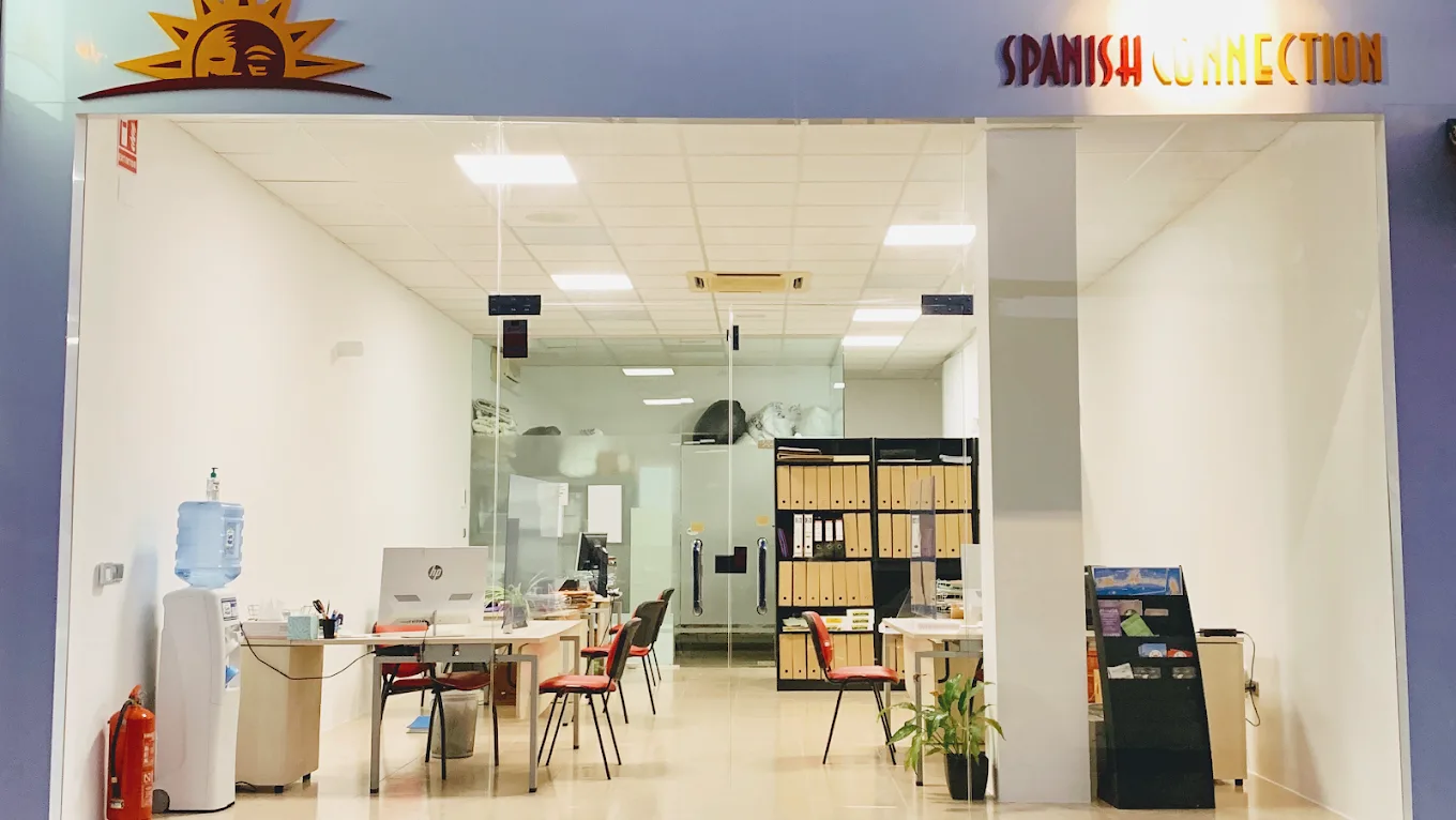 Interior de la oficina de The Spanish Connection en Cabo de Palos