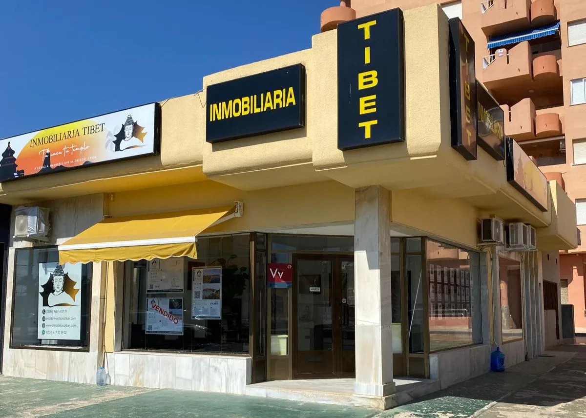 Fachada de Inmobiliaria Tibet con su rótulo en La Manga