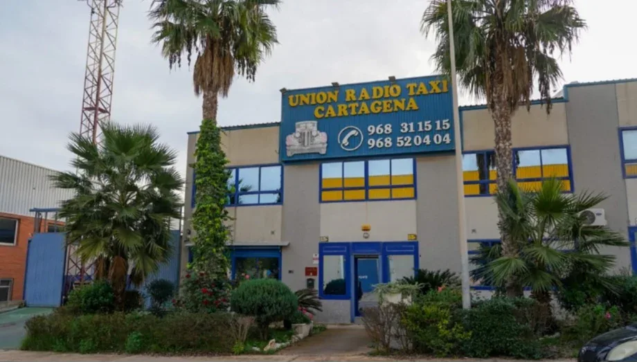 Fachada de Radio Taxi Cartagena y La Manga con teléfonos de contacto