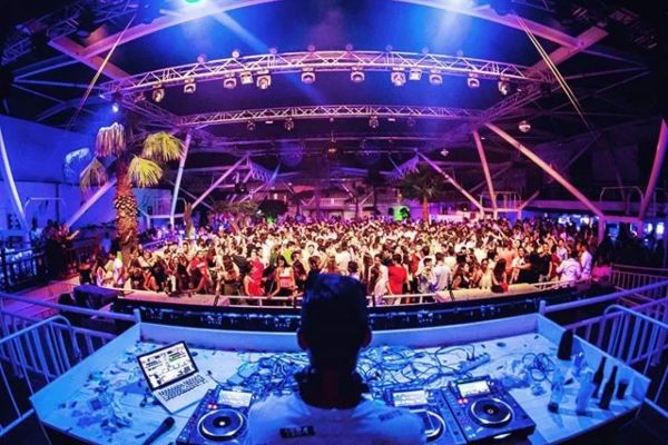Cabina de DJ y pista llena en una noche de Trips Summer Club