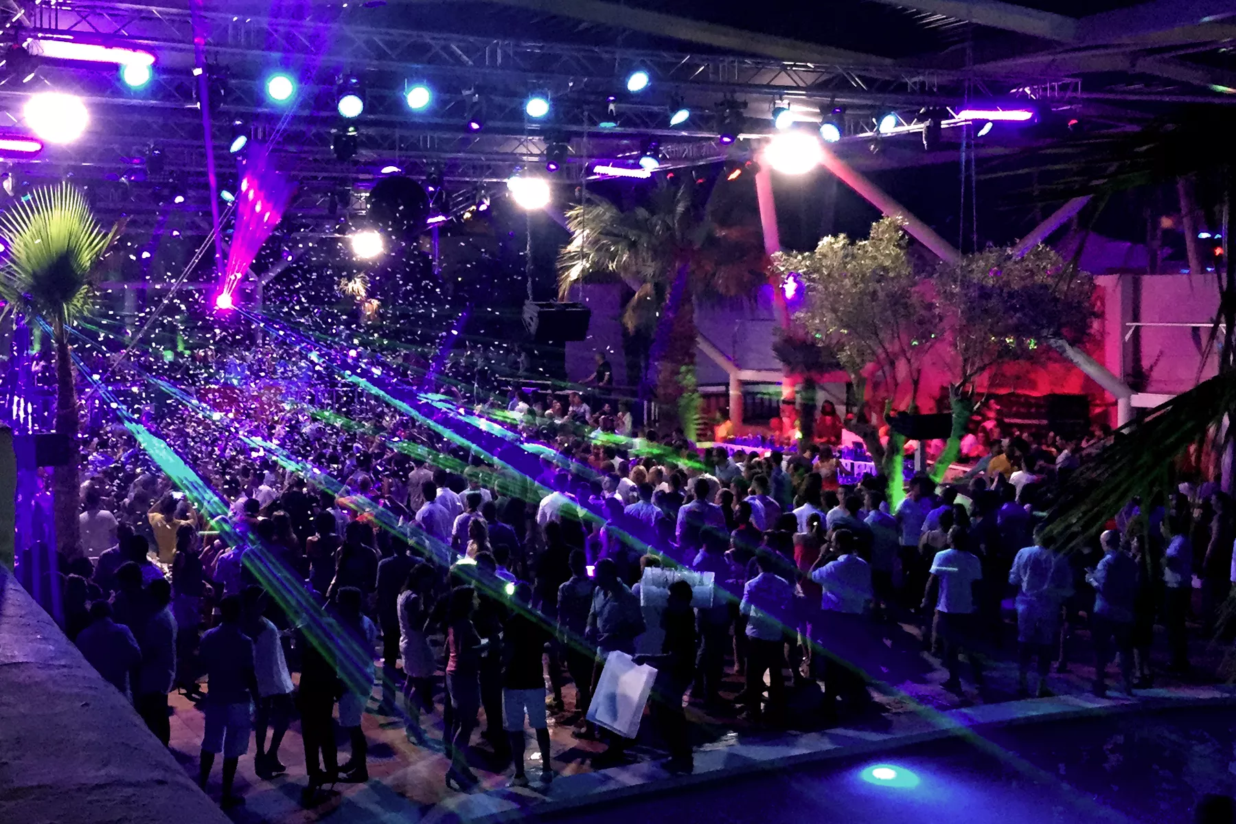 Ambiente de pista con confeti y luces en una noche de Trips Summer Club