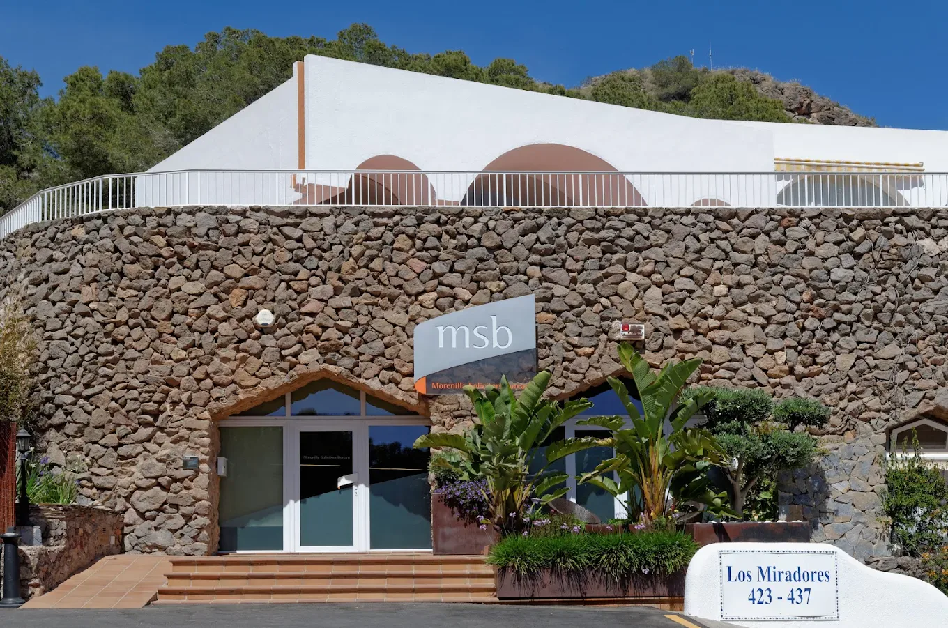 Fachada del despacho MSB Morenilla Abogados en La Manga Club