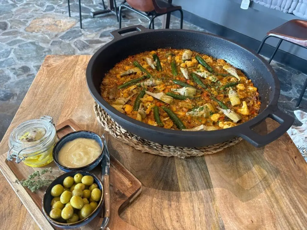 Guiso servido en Leña y Karbon de La Manga Club