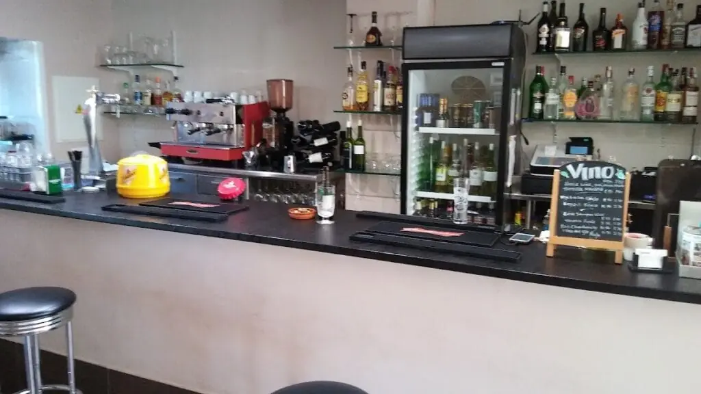 Bar Apicoco en Av. Julietta Orbaiceta, 6, 30385 Playa Honda, Murcia, España