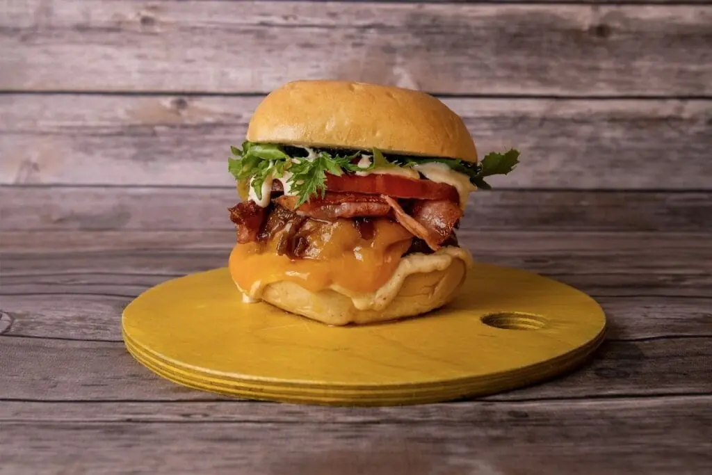 Hamburguesa servida en La Cangreja Cabo de Palos