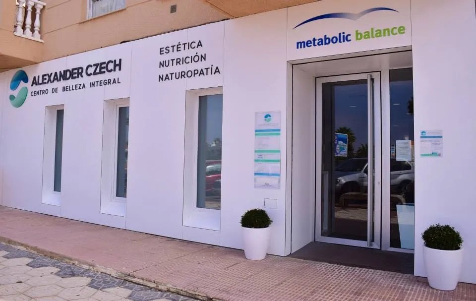 Fachada del Centro Alexander Czech con los rótulos de estética, nutrición y naturopatía