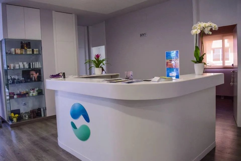 Recepción del Centro Alexander Czech con su logotipo en el mostrador