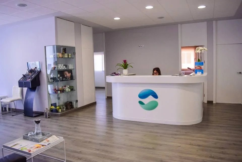 Mostrador de recepción del Centro Alexander Czech con productos de estética
