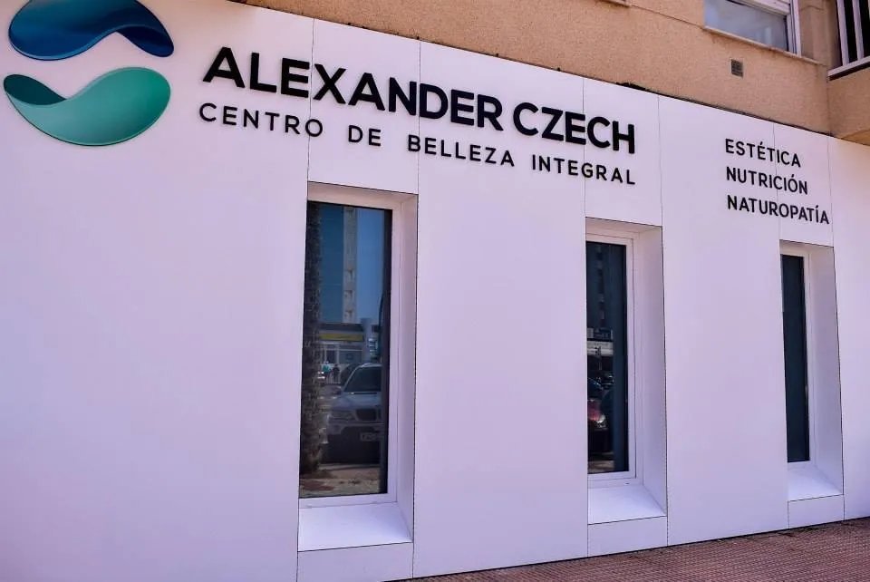 Rótulo de Alexander Czech, centro de belleza integral, en la fachada del edificio Ipanema