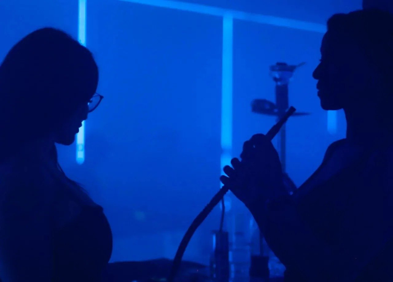 Ambiente nocturno con luz azul y cachimbas en Bongo La Manga