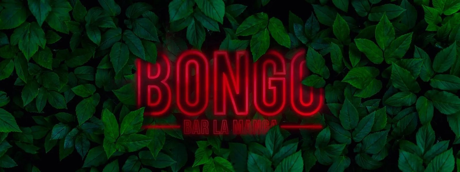 Rótulo de neón rojo de Bongo Bar La Manga sobre una pared de hojas verdes