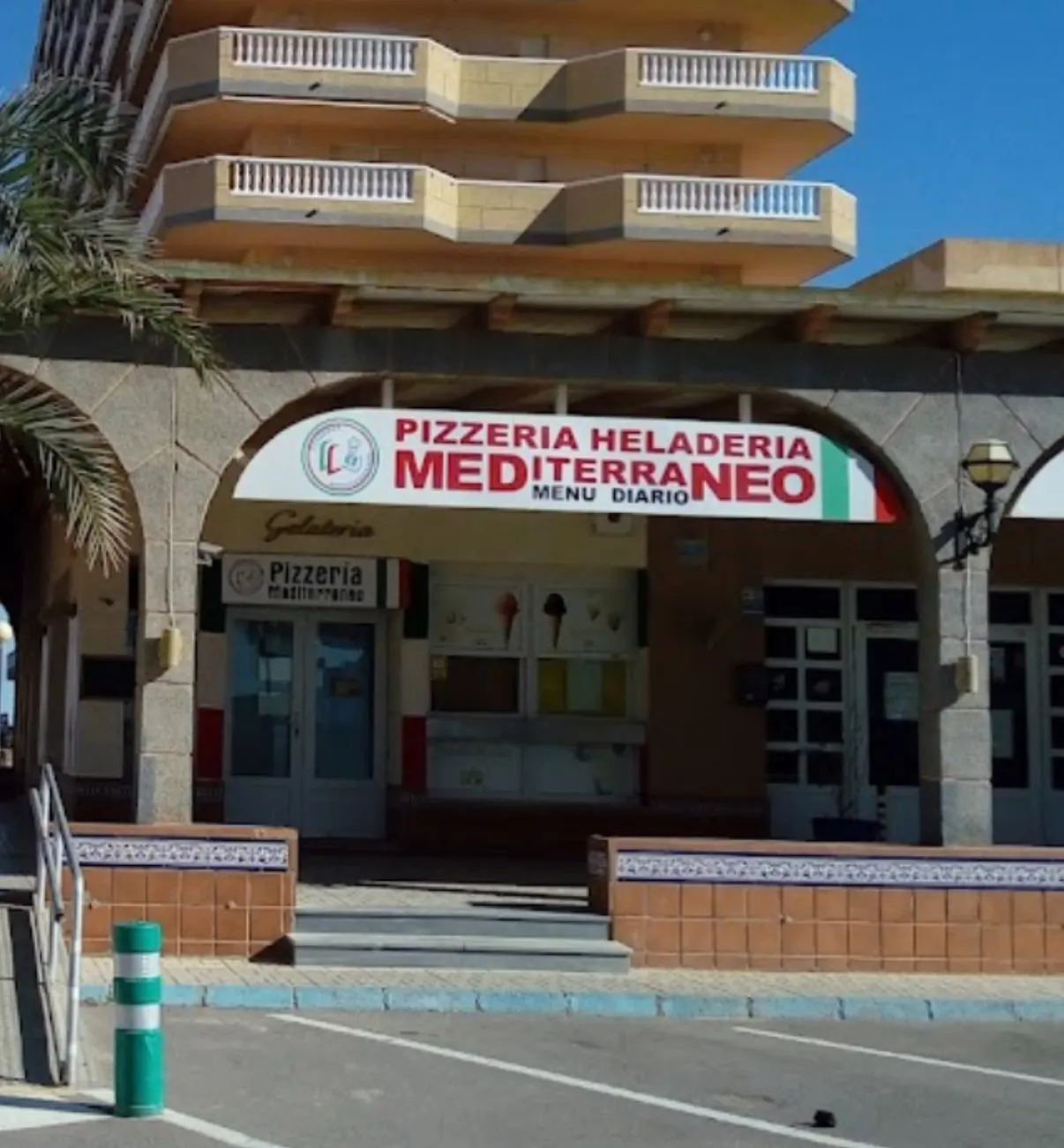 Entrada de Pizzería Heladería Mediterráneo en Gran Vía de La Manga
