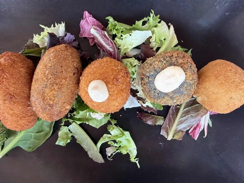 Croquetas de Casa Gotxa con ensalada