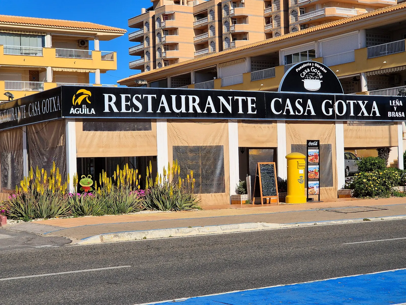 Entrada de Casa Gotxa junto a la Gran V?a de La Manga