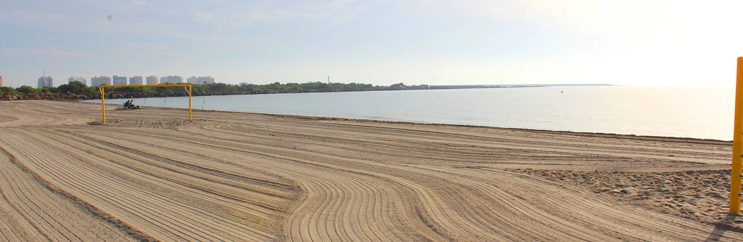 Costa mediterránea de Playa del Estacio con la arena en primer plano y el mar sin oleaje