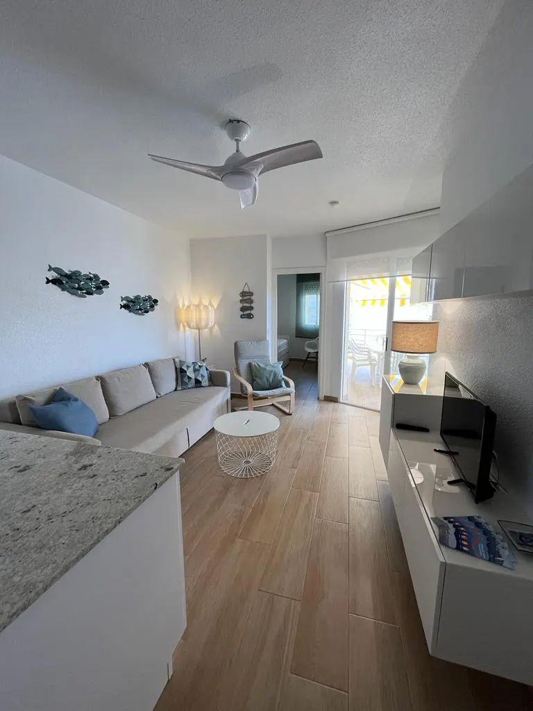Salón con cocina americana del apartamento de un dormitorio en La Manga, km 3