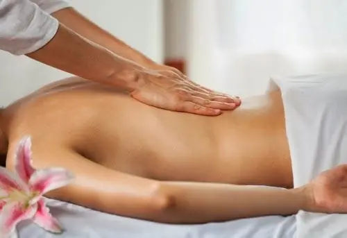Sesión de masaje terapéutico en A-Terapia, La Manga