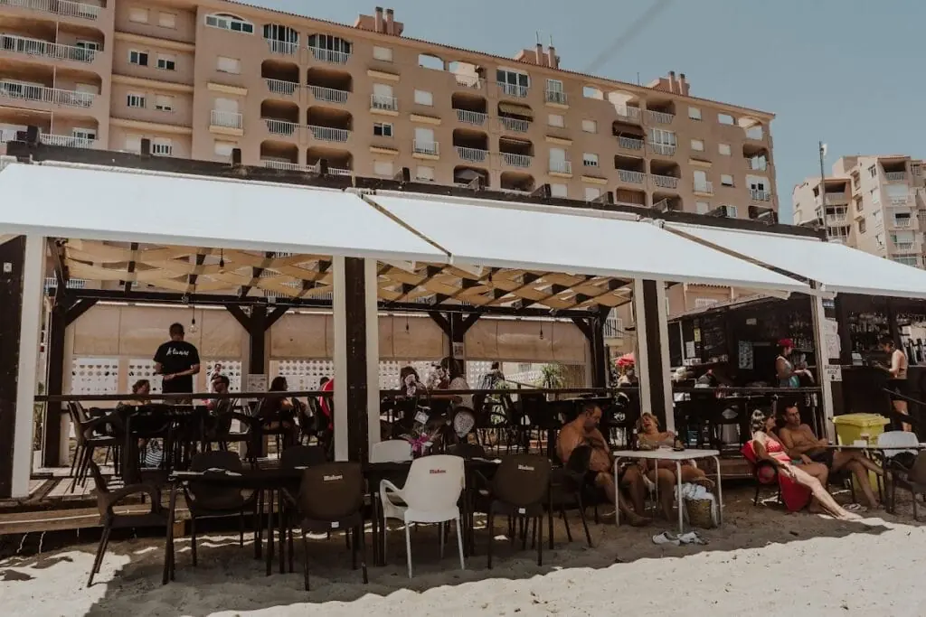 Terraza de A Tu Aire Chiringuito en el km 2 de La Manga