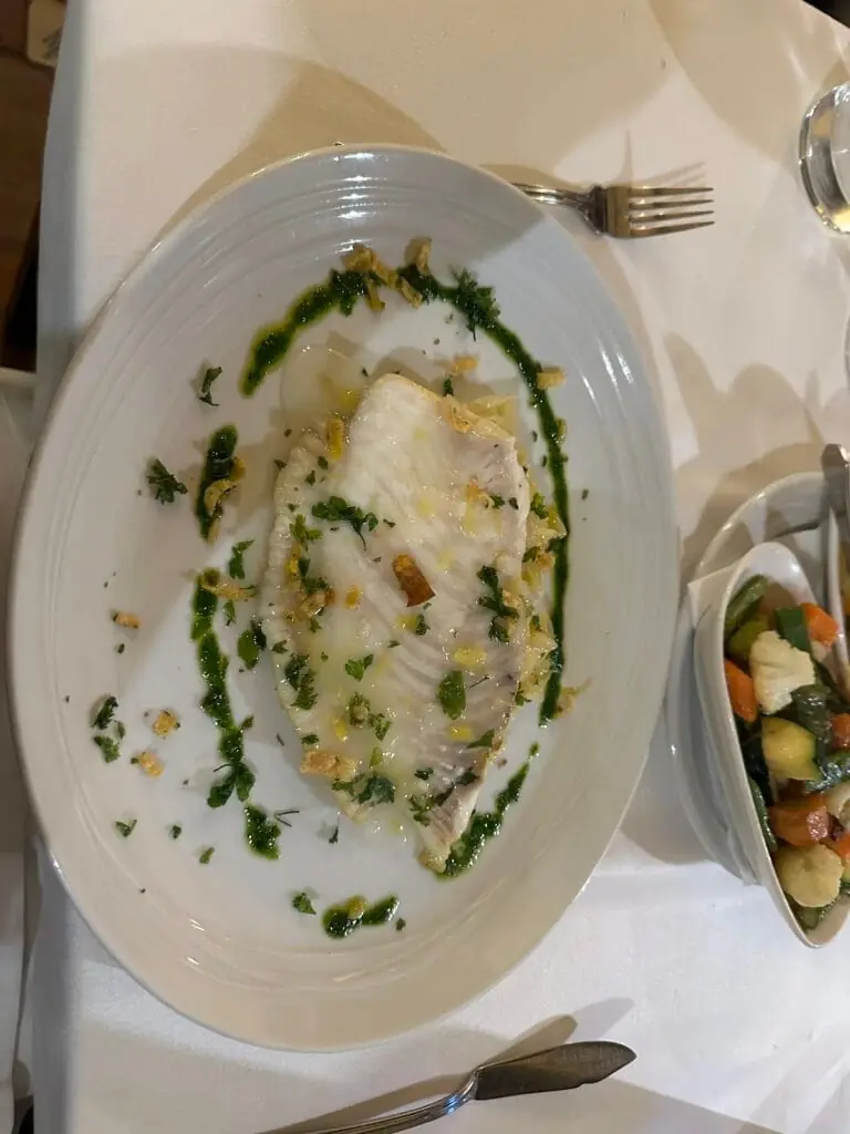 Plato de pescado servido en Abela Teresa, La Manga Club