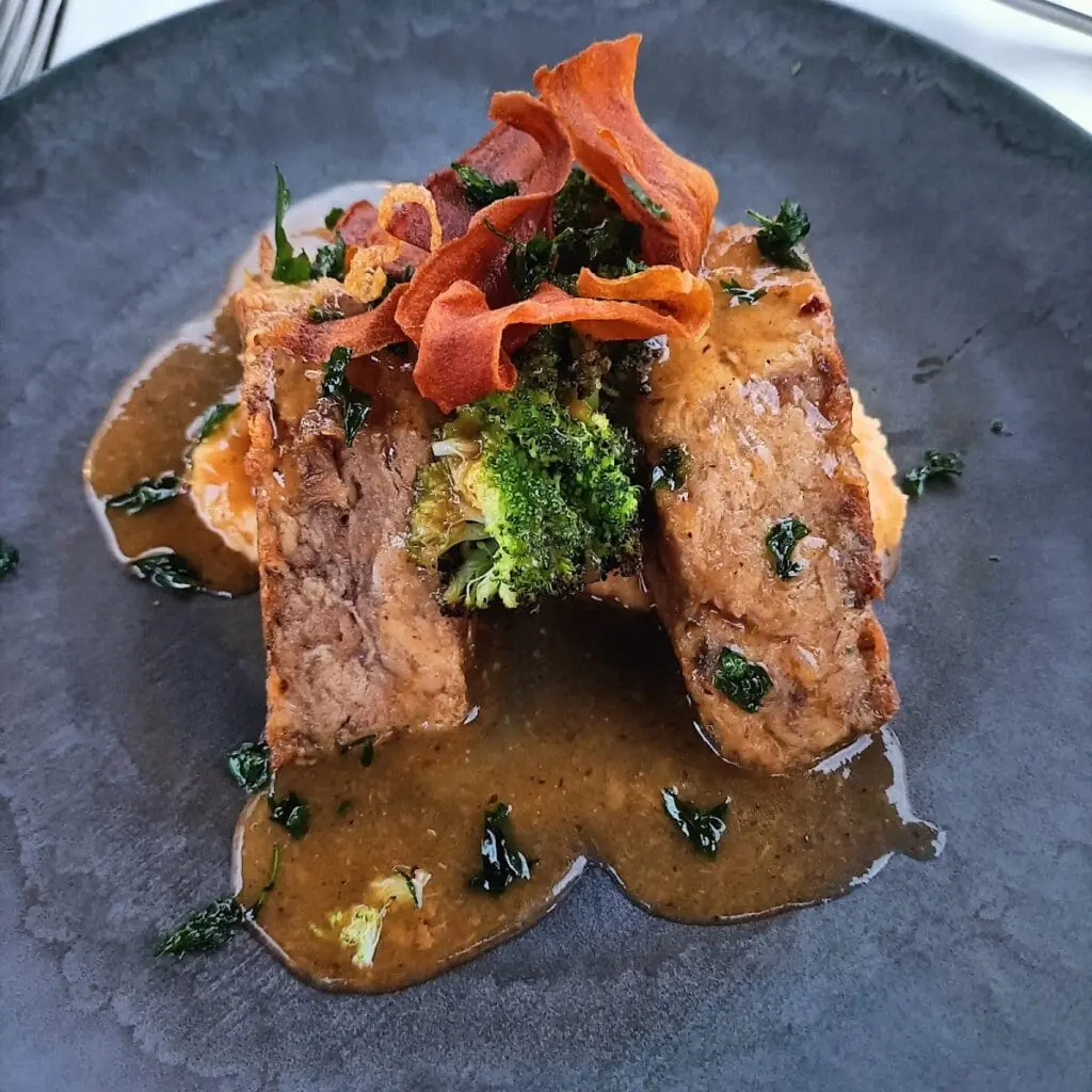 Plato de carne presentado en Abela Teresa, restaurante mediterráneo en La Manga Club