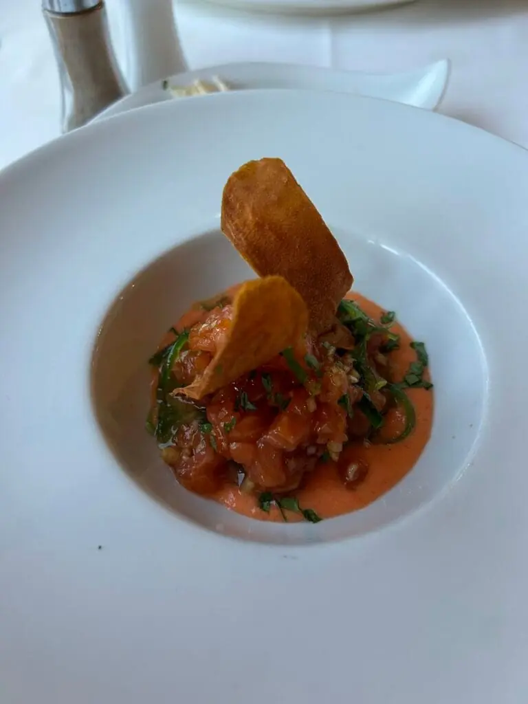 Plato mediterráneo servido en Abela Teresa, La Manga Club