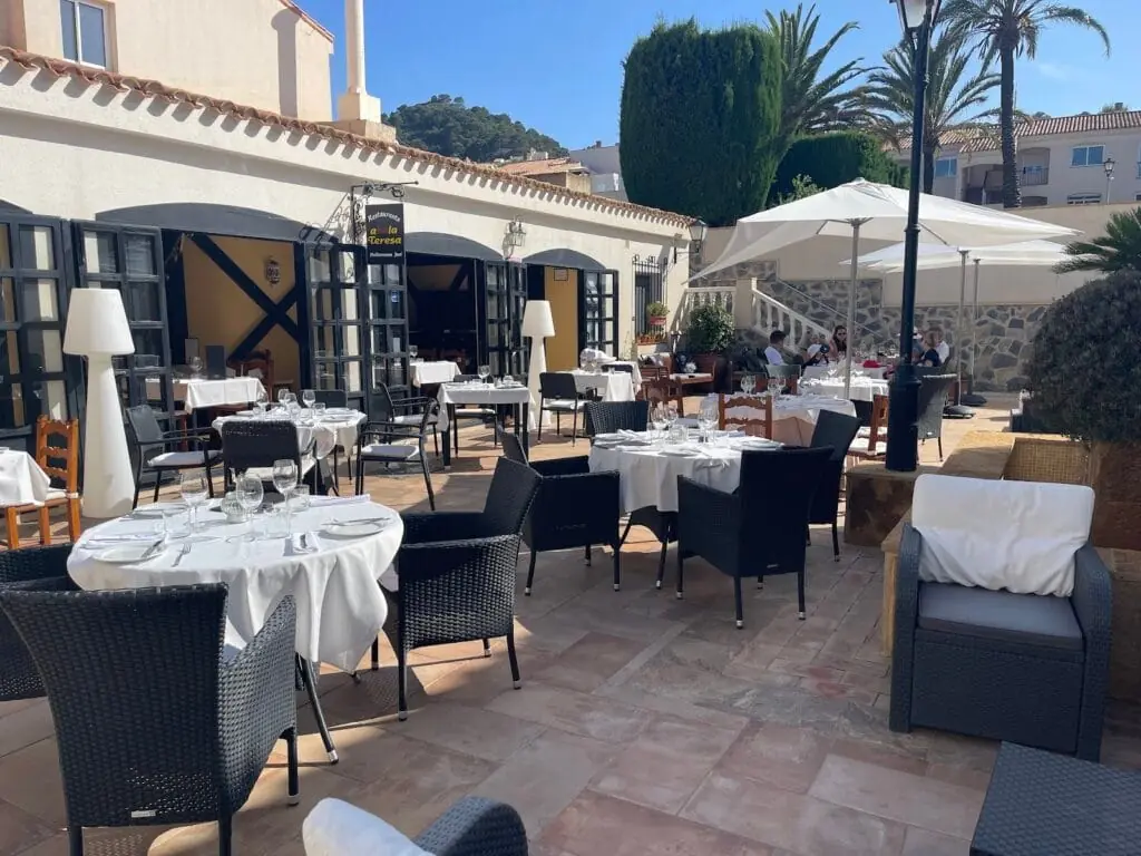 Terraza del restaurante Abela Teresa en Bellaluz, La Manga Club