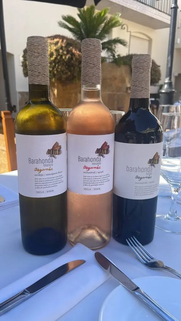 Botellas de vino servidas en una mesa de Abela Teresa, La Manga Club