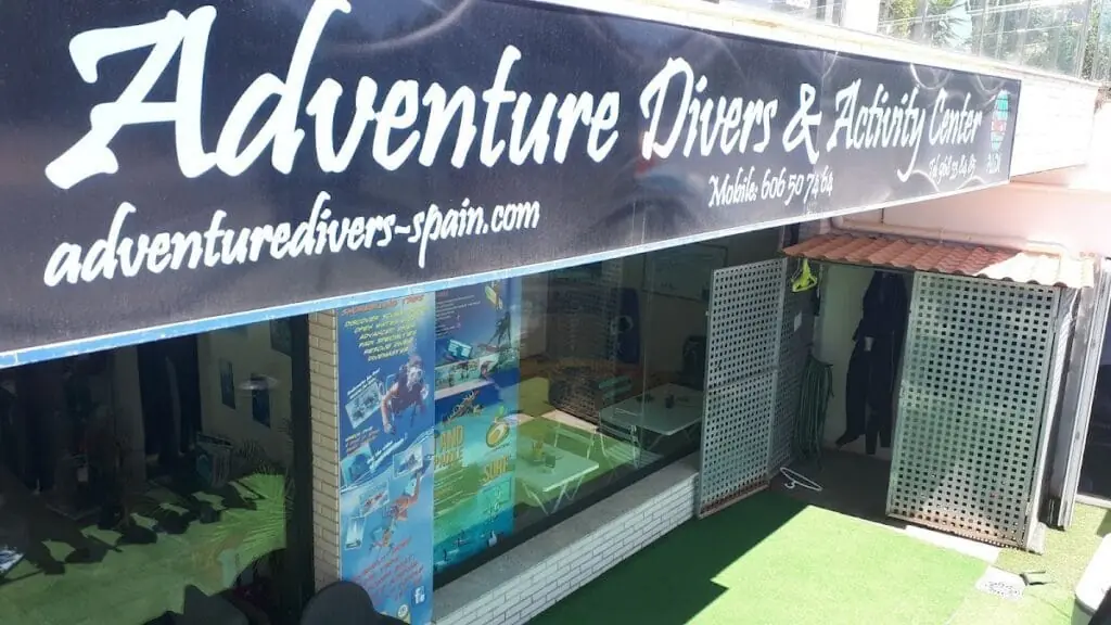 Fachada de Adventure Divers & Activity Center en Atamaria, La Manga Club
