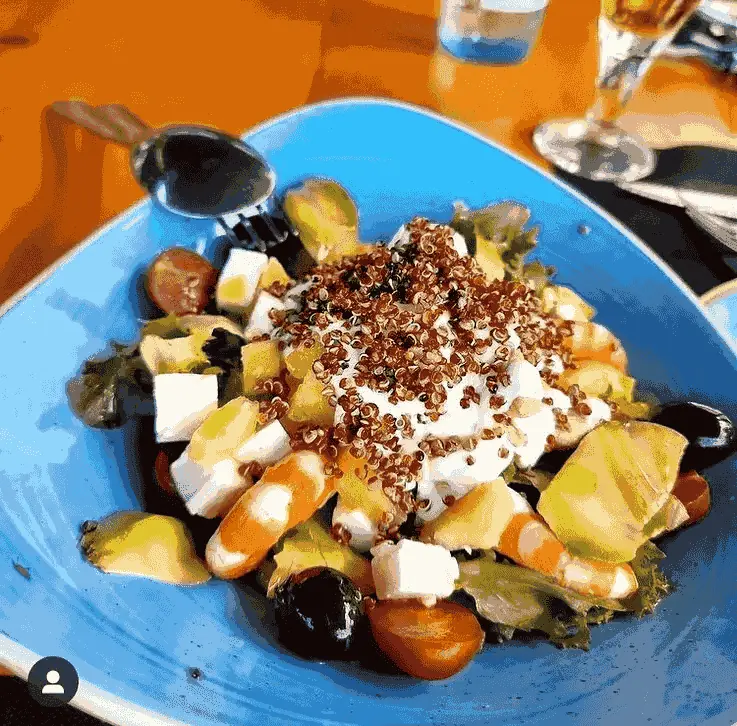 Ensalada servida en Agua Salá, Cabo de Palos