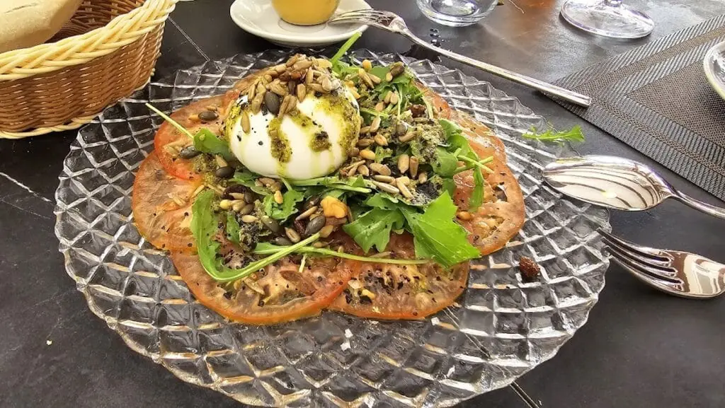 Ensalada de burrata servida en Aires de Jaloque, La Manga