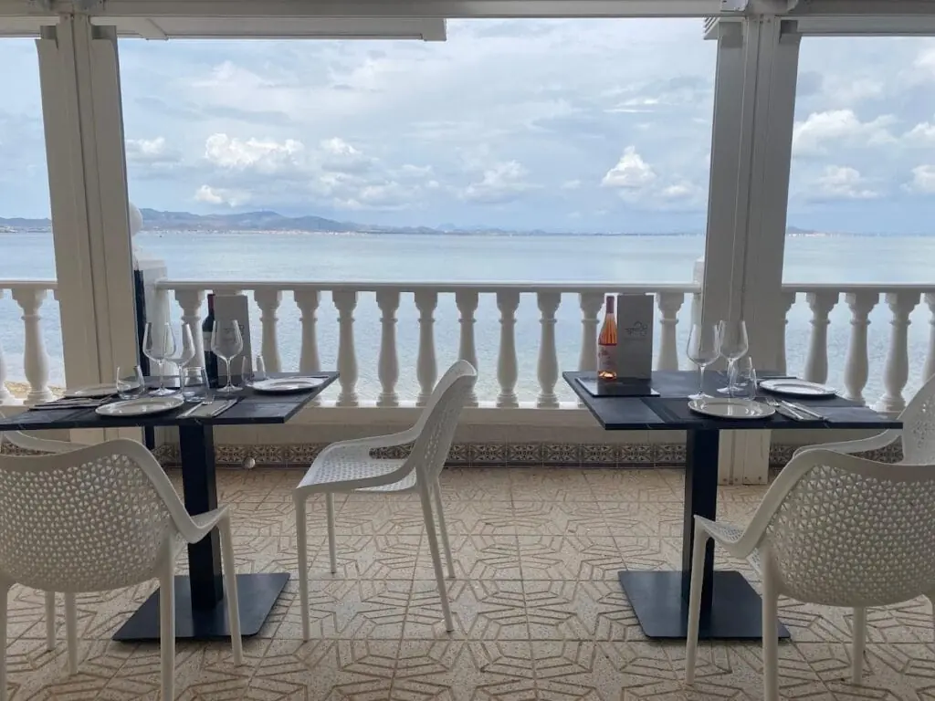 Terraza de Aires de Jaloque con mesas y vistas al Mar Menor en La Manga