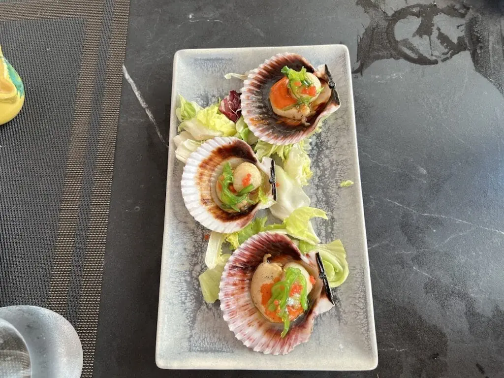 Plato de vieiras de Aires de Jaloque en La Manga