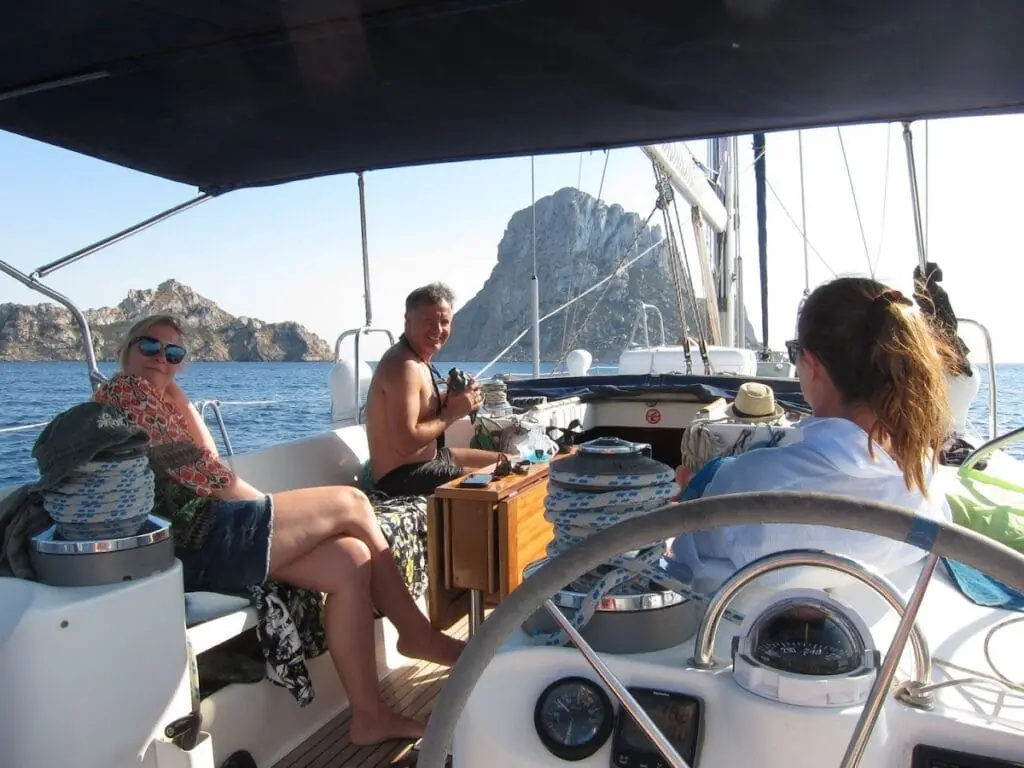 Clase práctica de Alina Sailing para la Licencia de Navegación