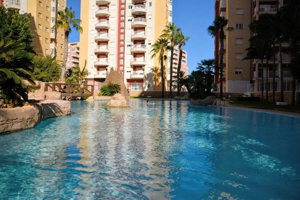 Piscina comunitaria de la urbanización Las Góndolas