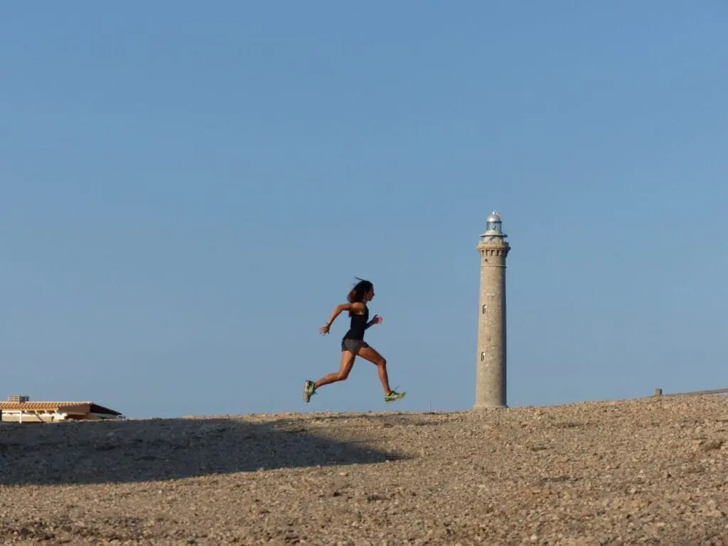Corredora entrenando junto al Faro de Cabo de Palos con ALMA Fit & Healthy