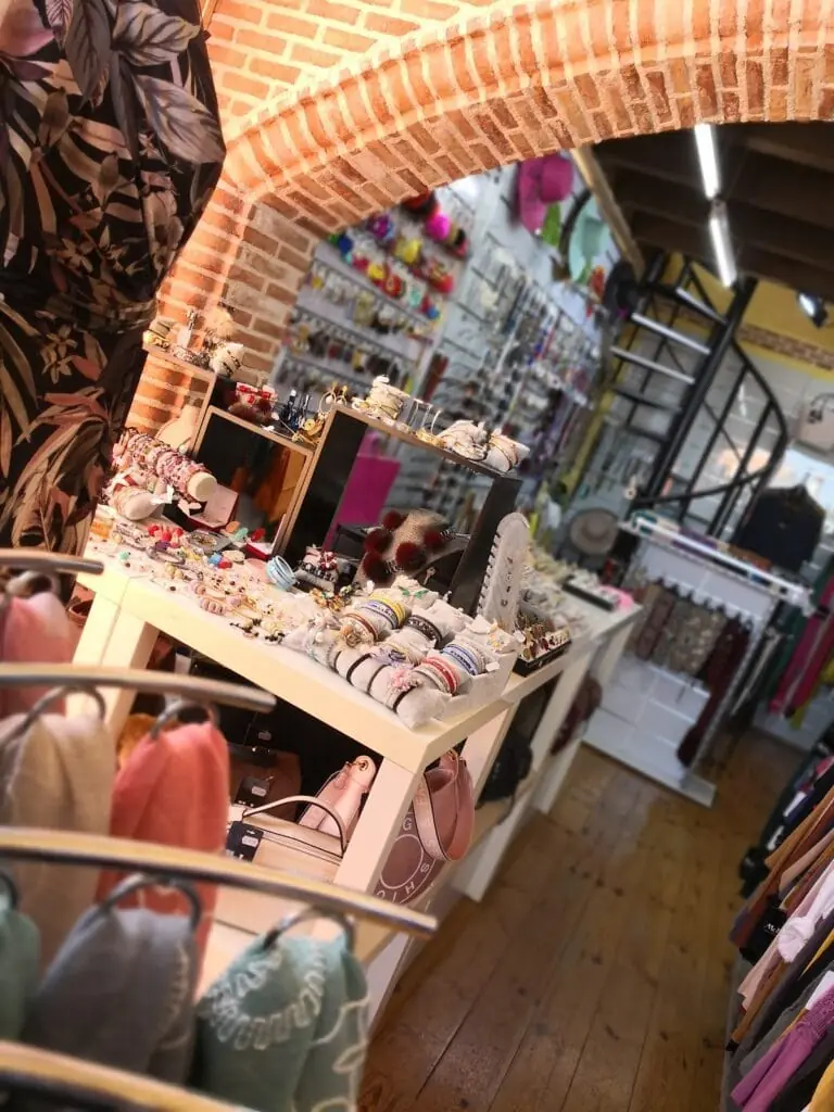 Interior de la tienda Aloha en el Centro Comercial Las Pirámides