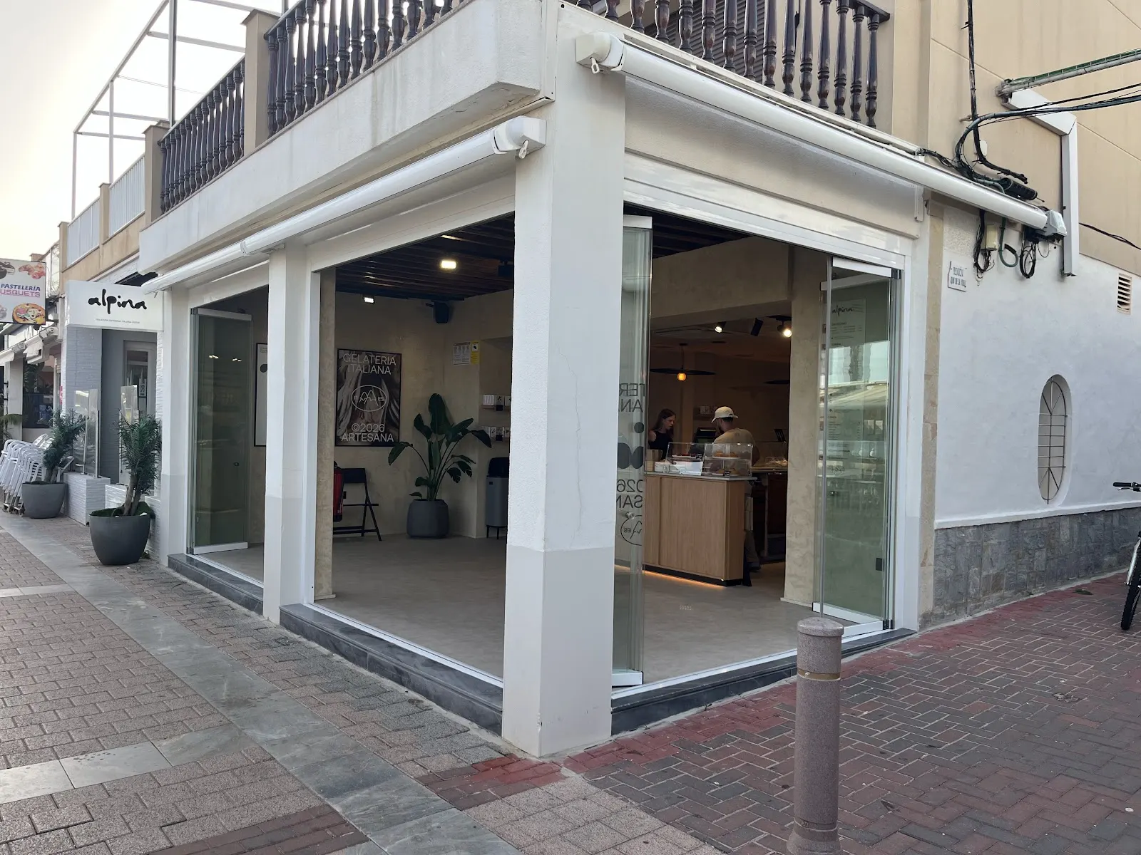 Fachada de Alpina Gelateria en Cabo de Palos, con el rótulo Gelateria Italiana