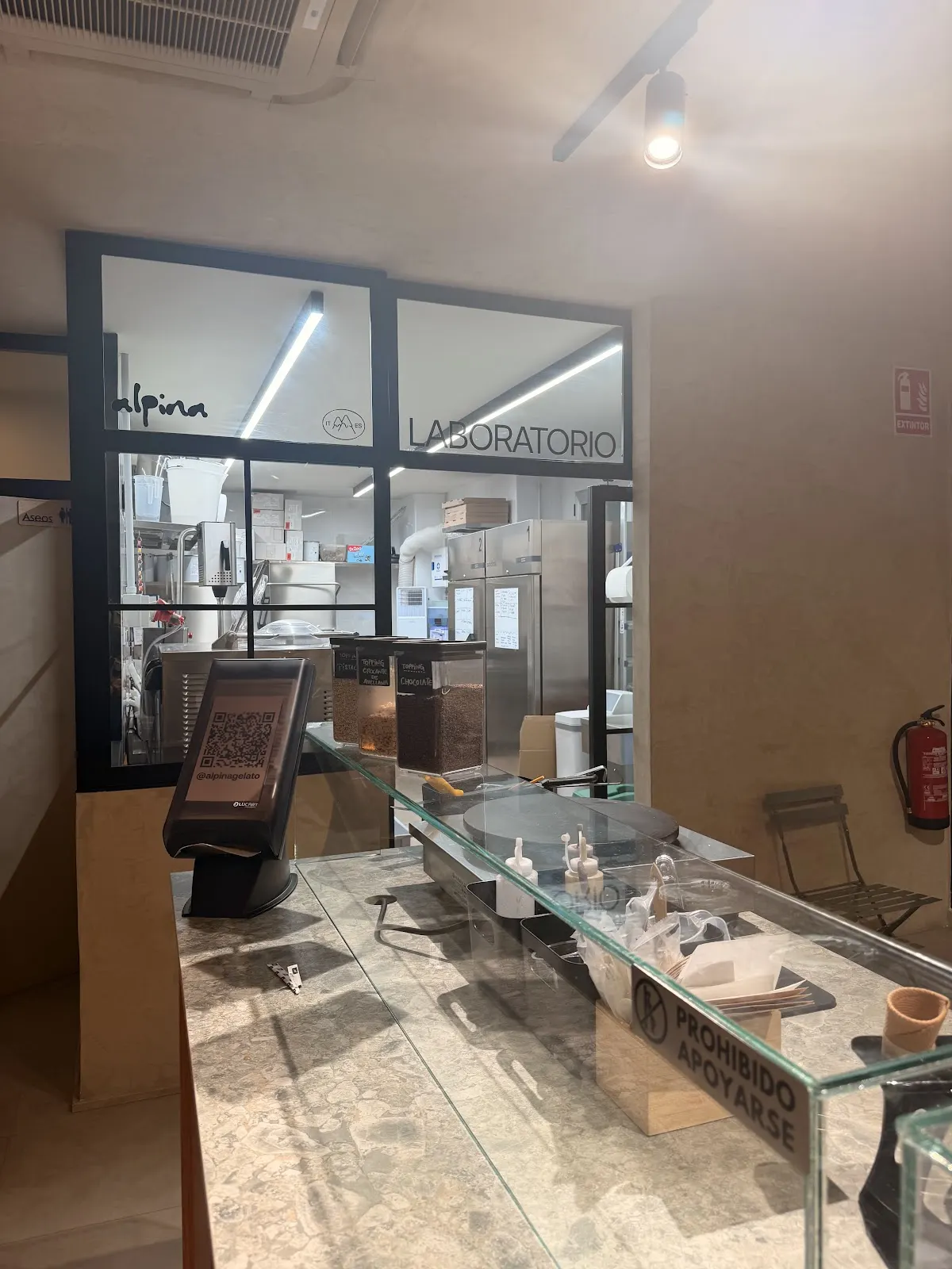 Zona de topping y laboratorio de Alpina Gelateria