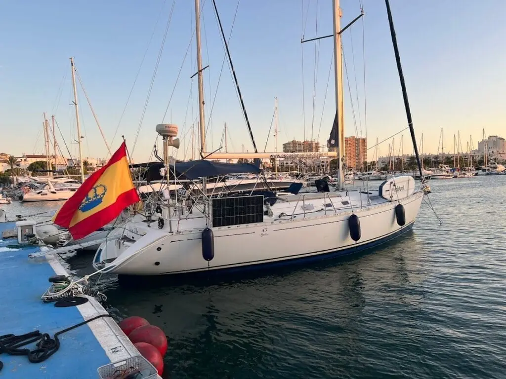 Veleros y embarcaciones de Escuela Náutica Ortega en el Puerto Deportivo Tomás Maestre